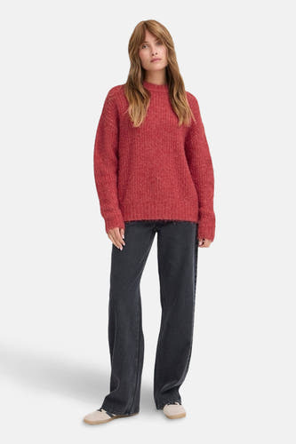 T-shirt rouge avec col rond de PULZ, porté avec un short en denim foncé et des chaussures crème.
