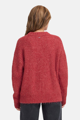 T-shirt rouge avec col rond de PULZ, avec un détail d'étiquette visible sur l'arrière et porté avec un pantalon noir.