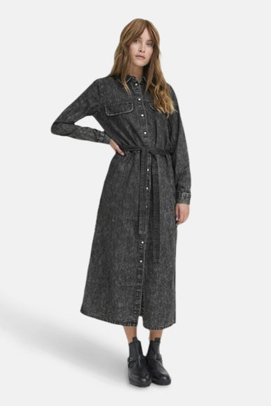 Manteau de denim gris foncé à longues manches de PULZ, avec fermeture à boutons et ceinture.