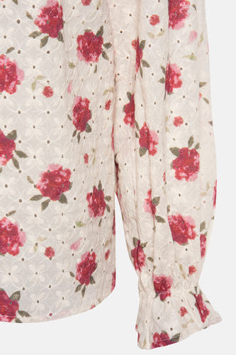 Chemise blanche à manches longues de PULZ, avec un motif de roses et des détails en dentelle.