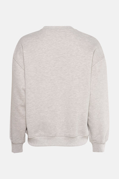 Grijze sweater van PULZ, gezien vanaf de achterkant, met lange mouwen en een ronde hals.