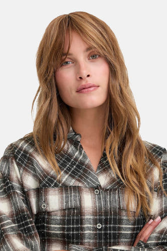 Chemise brune de PULZ, avec une impression à carreaux et des manches longues.