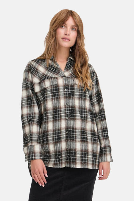 Chemise brune de PULZ, avec un motif rayé et des manches longues.