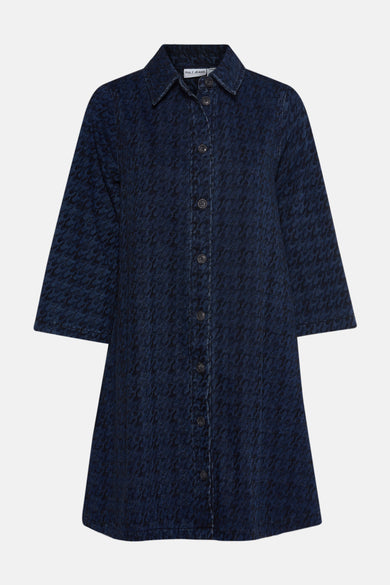 Manteau de denim bleu marine à longues manches de PULZ JEANS, avec une subtile impression graphique et une fermeture à boutons.