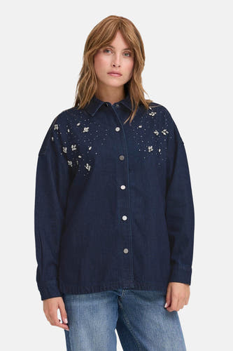 T-shirt en jeans de denim bleu marine PULZ, avec des applications strass et des manches longues, associé à un pantalon en jeans.