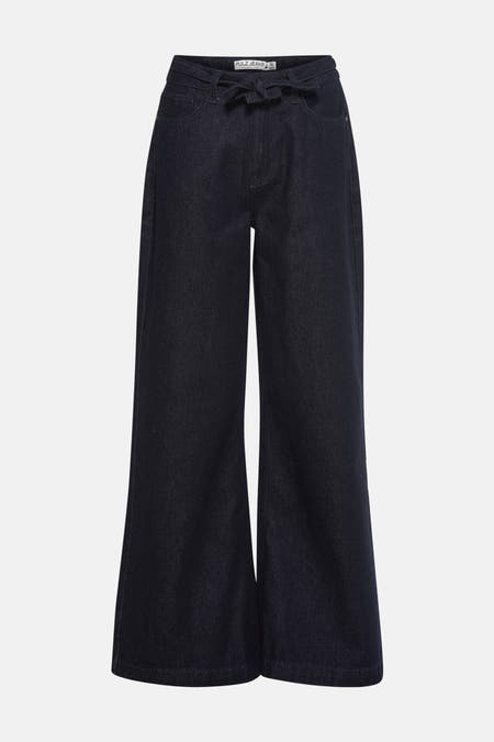 Jean délavé bleu marine de PULZ JEANS, avec une ceinture élastiquée à la taille.