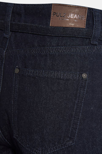 Jean bleu marine large de PULZ, avec poche arrière et étiquette en cuir brun.