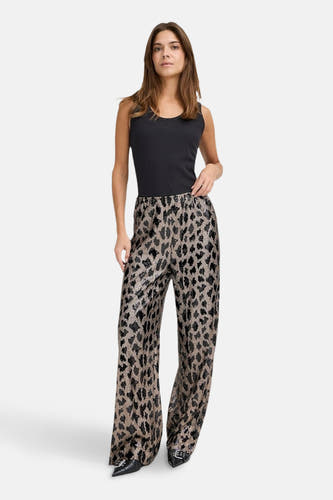 Pantalon noir de PULZ, avec un imprimé léopard et une coupe large.