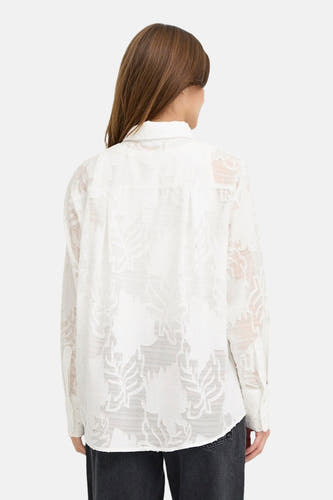 Chemise blanche à manches longues de PULZ, avec un motif floral et une texture transparente sur le dos.