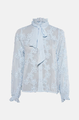 Chemise bleue à longues manches de PULZ, ornée de motifs floraux et de volants au col et aux poignets.