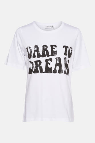 T-shirt blanc à manches courtes de PULZ JEANS, avec une impression noire "Dare To Dream" sur l'avant.