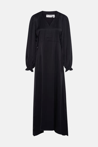 Robe noire à longues manches de PULZ, avec des poignets froncés et une jupe fluide.