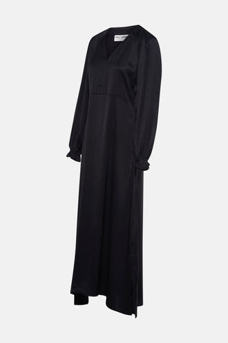 Zwarte jurk met lange mouwen van PULZ JEANS, met een V-hals en plooitjes aan de manchetten.