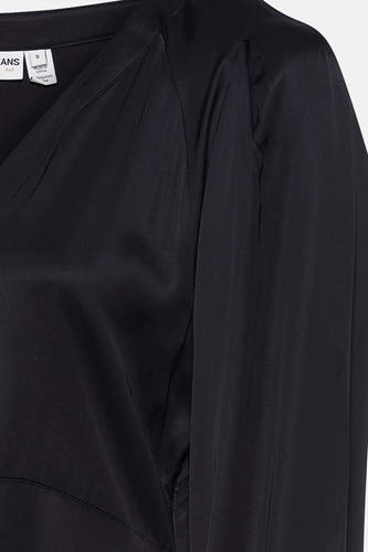 Robe noire à longues manches de PULZ, avec une texture lisse et des plis subtils sur les épaules.
