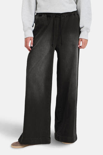 Jean denim noir teint de PULZ, avec une ceinture élastique et un cordon.
