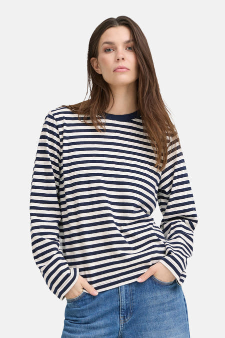 T-shirt bleu rayé à manches longues de PULZ, vu de l'arrière, associé à des jeans.