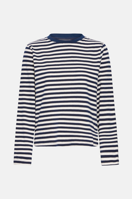 Een blauw-wit gestreepte longsleeve op een witte achtergrond.