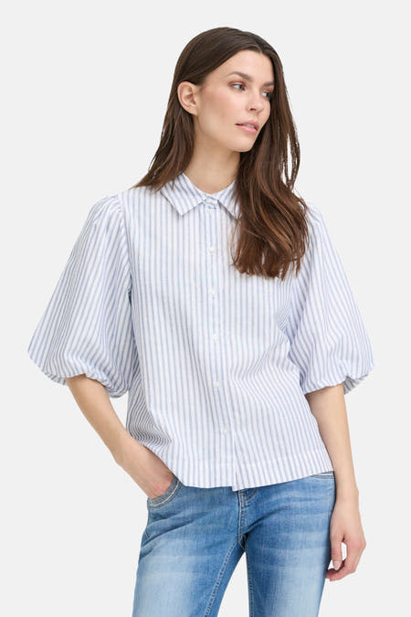 T-shirt rayé bleu avec manches courtes de PULZ, vu de derrière, associé à un jean.