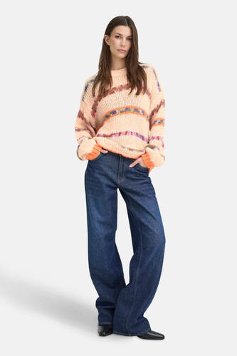 Sweat-shirt multicolore avec col rond de PULZ, porté sur des jeans bleus foncés à rayures.