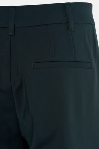 Pantalon vert de PULZ, détail du dos avec poche passepoilée et boucles d'attache.