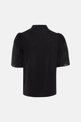 Zwarte blouse met korte mouwen van Pulz, met geplooide schouders en subtiele bloemendetails op de mouwen.