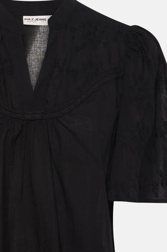 Zwarte blouse met korte mouwen van PULZ, met broderie details en een V-hals.
