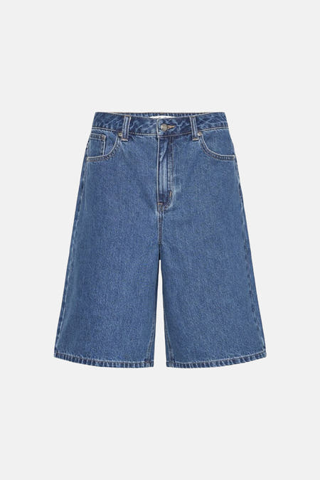Short en jean bleu de PULZ avec poches et une coupe décontractée.