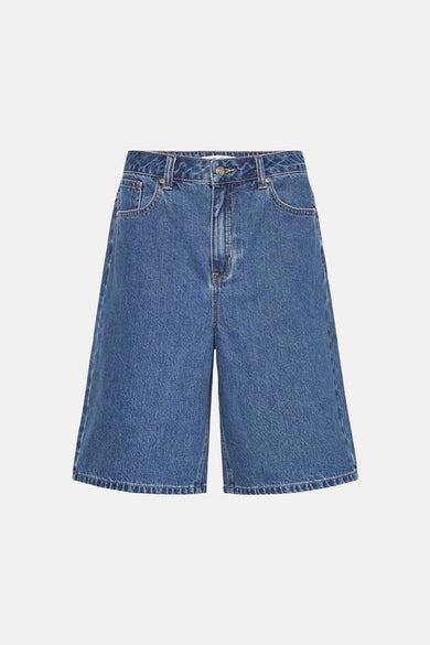 Short en jean bleu de PULZ avec poches et une coupe décontractée.