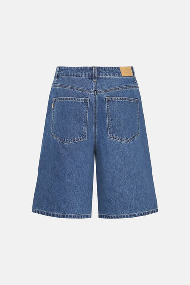 Short en jean bleu de PULZ, avec poches arrière et un design uni.