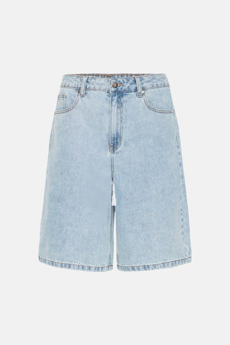 Short en jean bleu clair de PULZ, avec poches italiennes et fermeture à glissière.