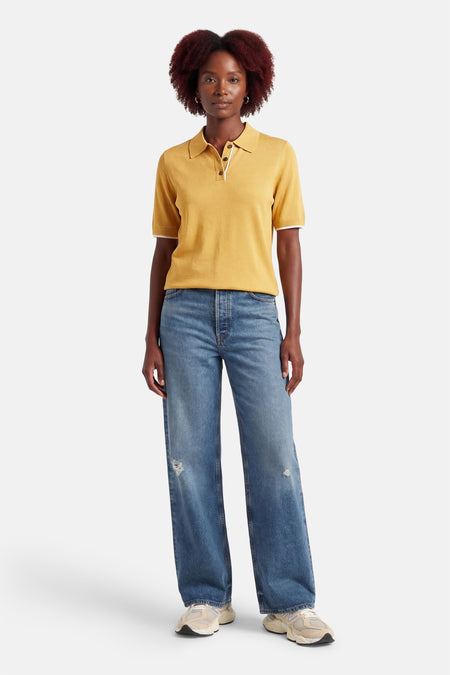 Pull jaune à col rond de PULZ Jeans, avec fermeture à boutons et passepoil blanc contrastant.