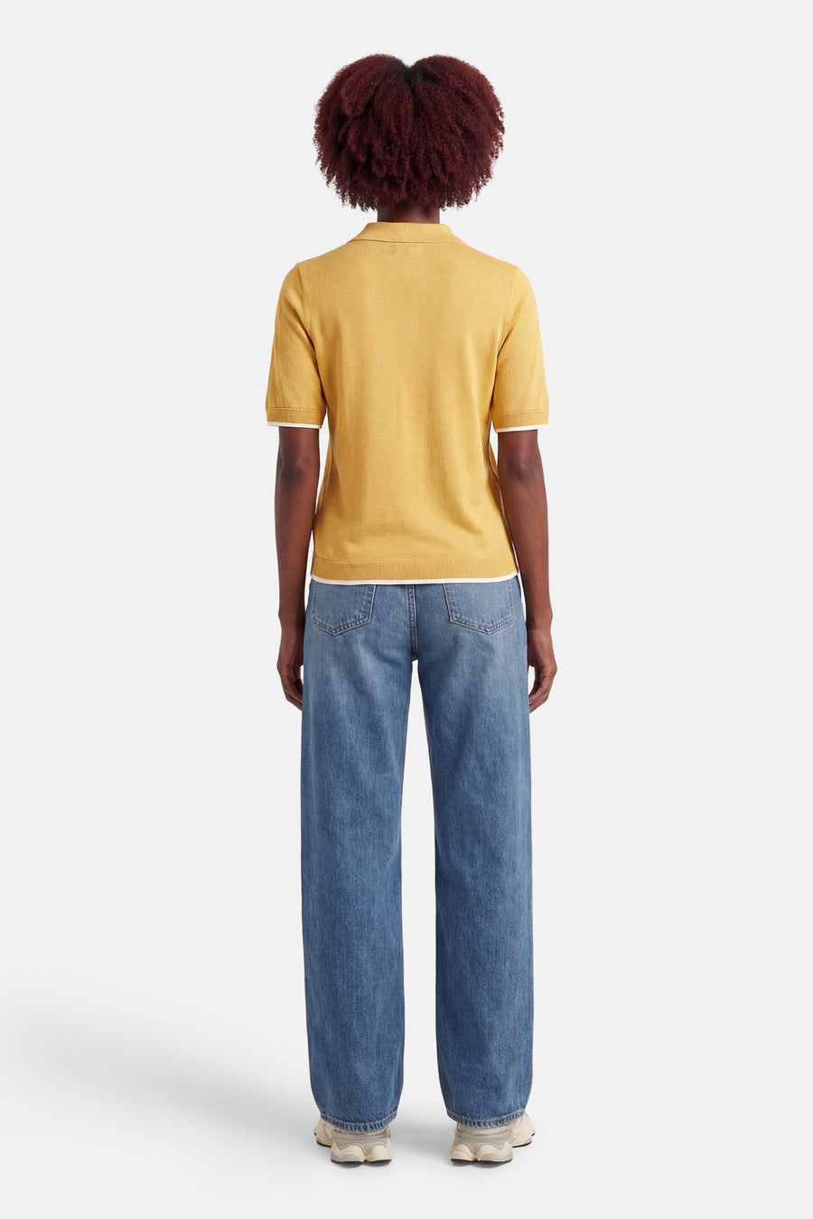 Pull jaune à col rond de PULZ, vu de dos avec des détails blancs au niveau des manches et du col.