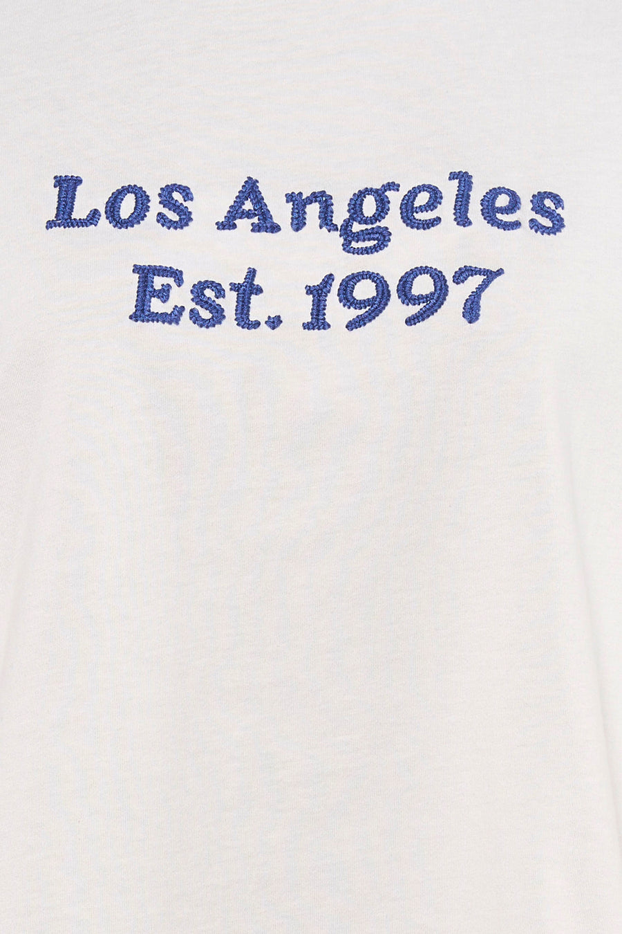 T-shirt blanc de PULZ, brodé de "Los Angeles Est. 1997" en bleu.