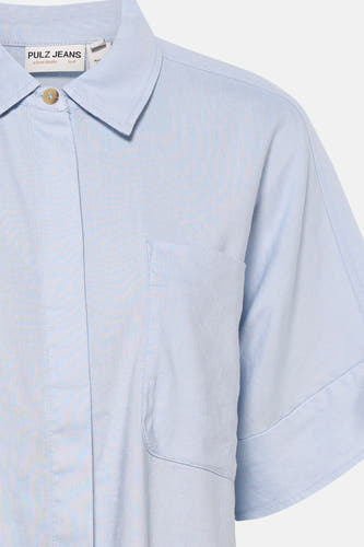 Chemise bleue à manches courtes de PULZ Jeans, avec une poche poitrine et une fermeture boutonnée.