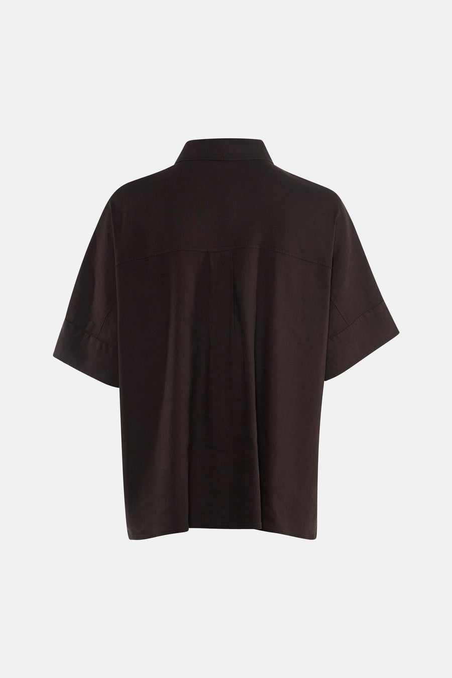 Chemise marron à manches courtes de PULZ, avec un col classique et une coupe droite sur fond blanc.