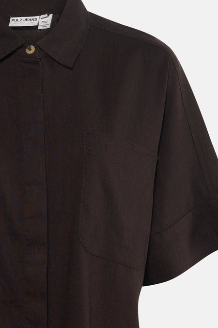 Chemise marron à manches courtes de PULZ JEANS avec une poche poitrine et une fermeture boutonnée.