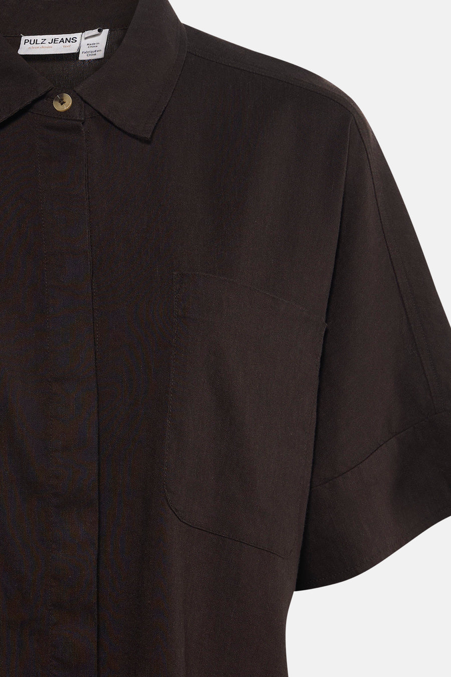 Chemise marron à manches courtes de PULZ JEANS avec une poche poitrine et une fermeture boutonnée.