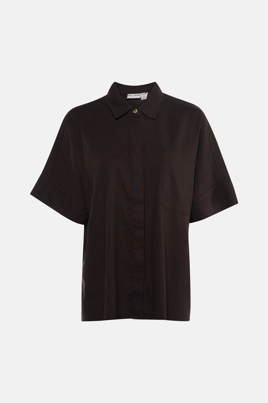 Chemise marron à manches courtes de PULZ, avec poche poitrine et fermeture boutonnée.