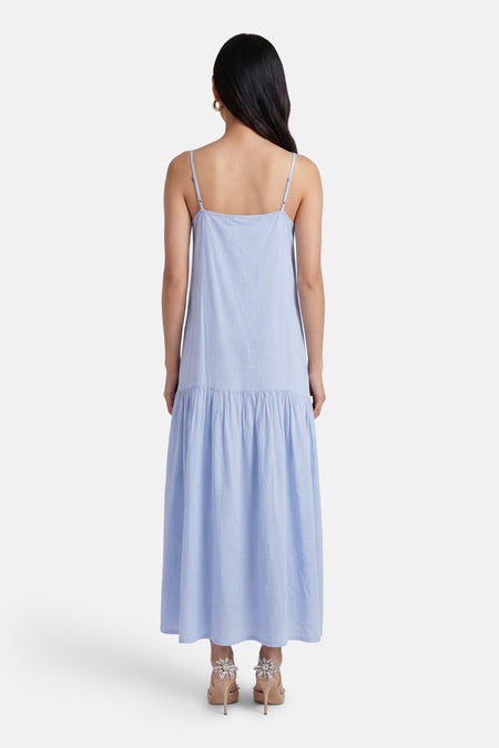 Robe bleue sans manches de PULZ, avec des bretelles spaghetti et une jupe plissée.