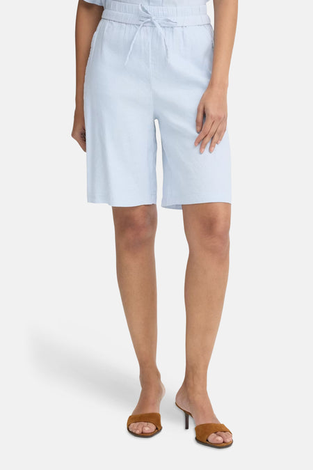 Short bleu de PULZ, avec cordon de serrage à la taille.