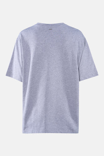 T-shirt gris à manches courtes de PULZ, surface lisse et détail d'étiquette dans le col.
