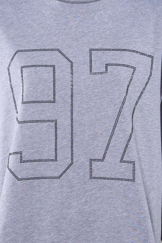 Grijs T-shirt met korte mouwen van PULZ, met nummer "97" in strass steentjes.

