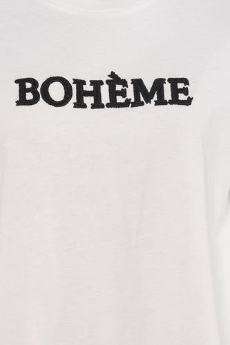 T-shirt blanc de PULZ avec texte 'BOHÈME' brodé.