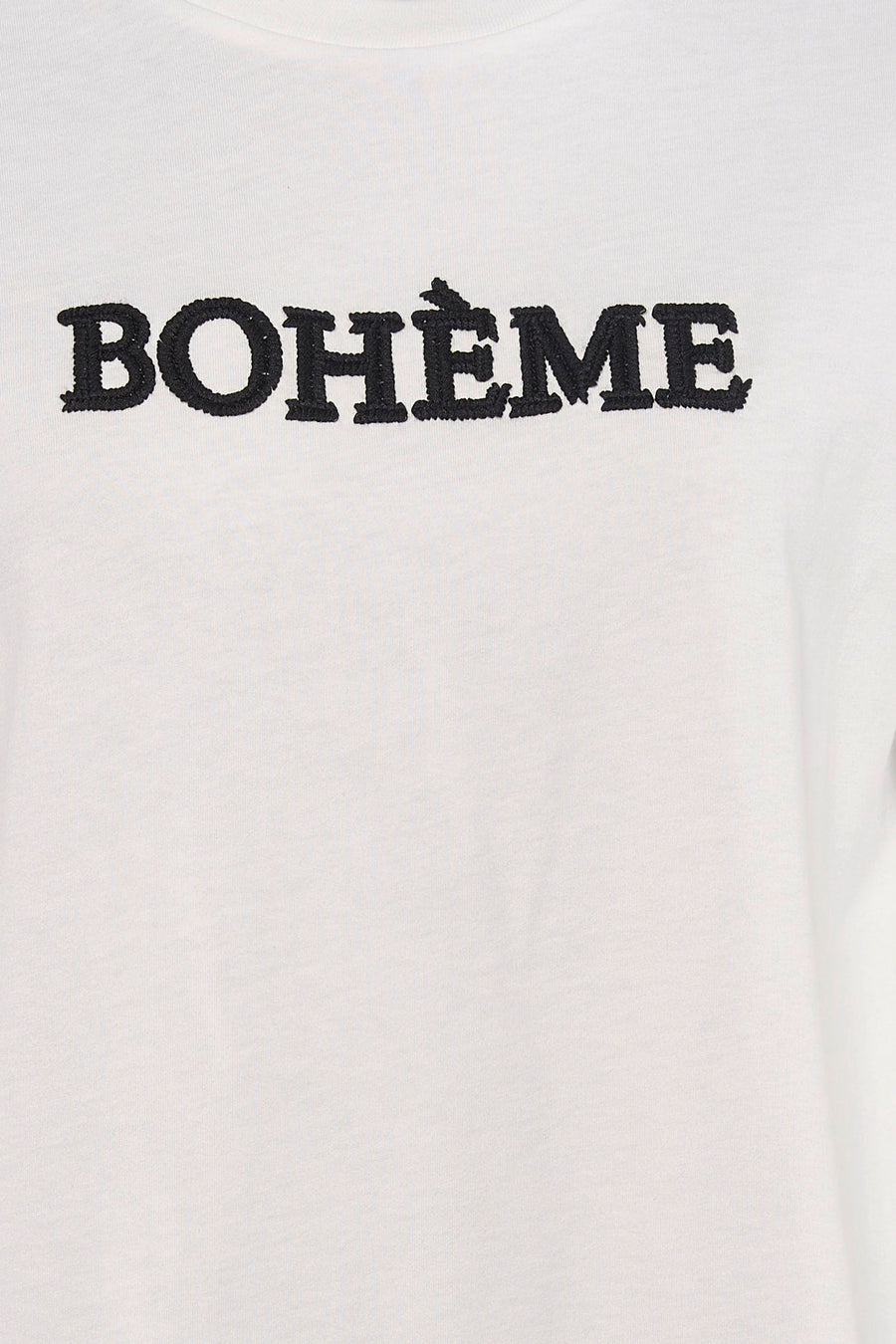 T-shirt blanc de PULZ avec texte 'BOHÈME' brodé.