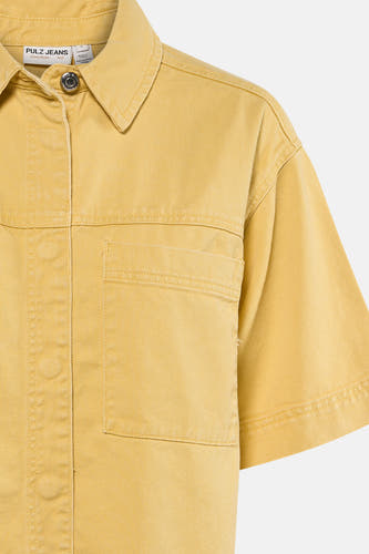 Chemise en jean jaune de PULZ à manches courtes, col, boutons-pression et deux poches poitrine, gros plan.