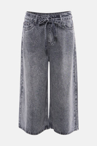 Bermuda en jean gris de PULZ avec une taille paperbag, une ceinture et des jambes larges.