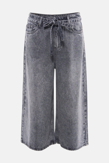 Bermuda en jean gris de PULZ avec une taille paperbag, une ceinture et des jambes larges.