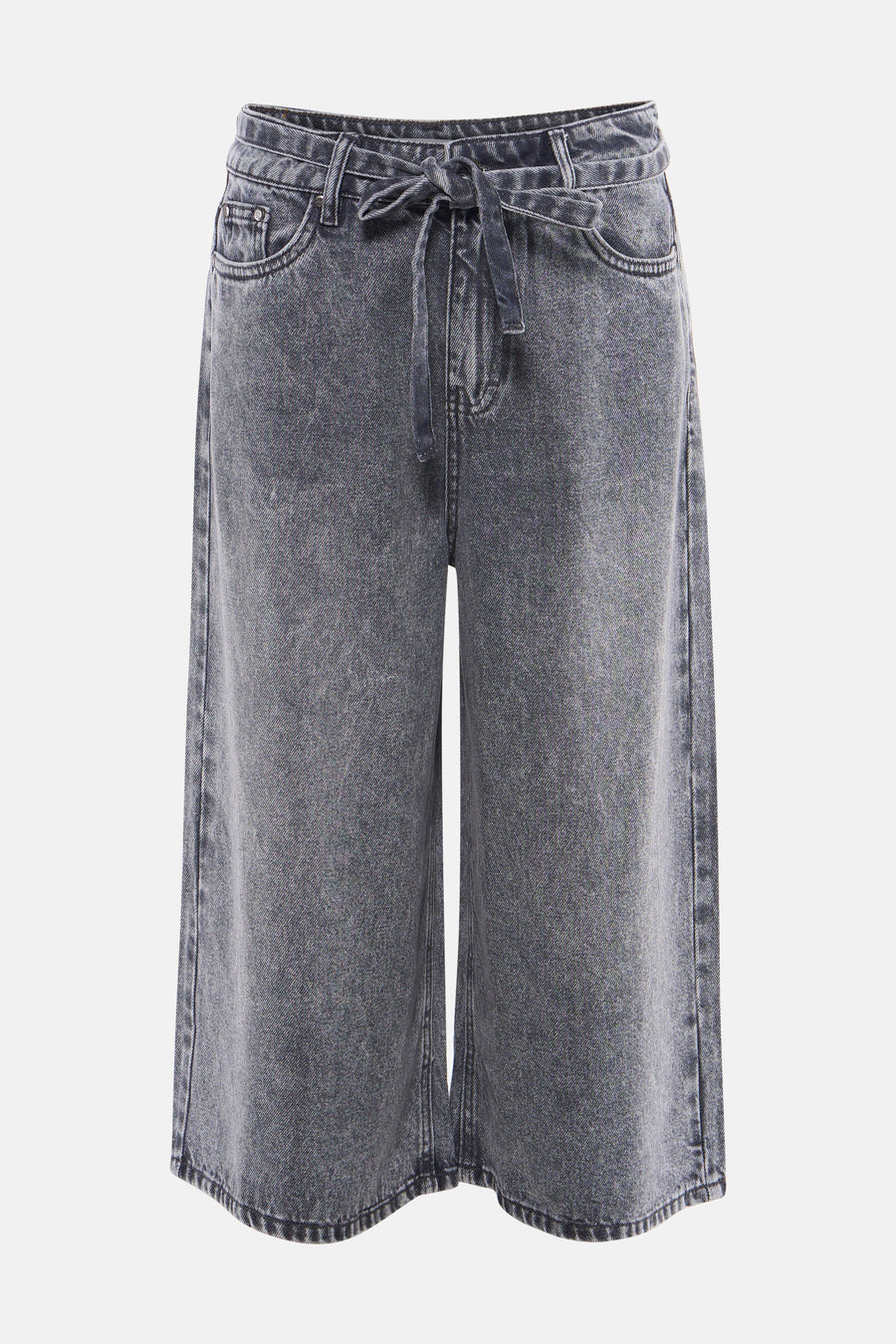 Bermuda en jean gris de PULZ avec une taille paperbag, une ceinture et des jambes larges.