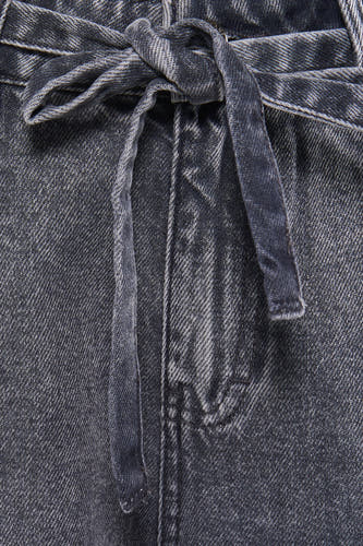 Bermuda en denim gris de PULZ avec un détail de ceinture à nouer à l'avant.