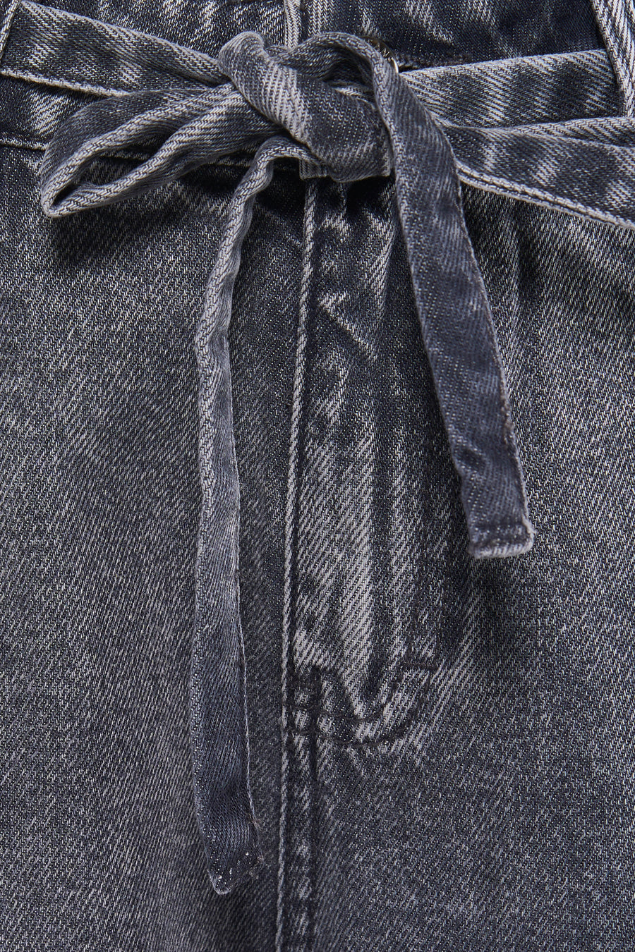 Bermuda en denim gris de PULZ avec un détail de ceinture à nouer à l'avant.